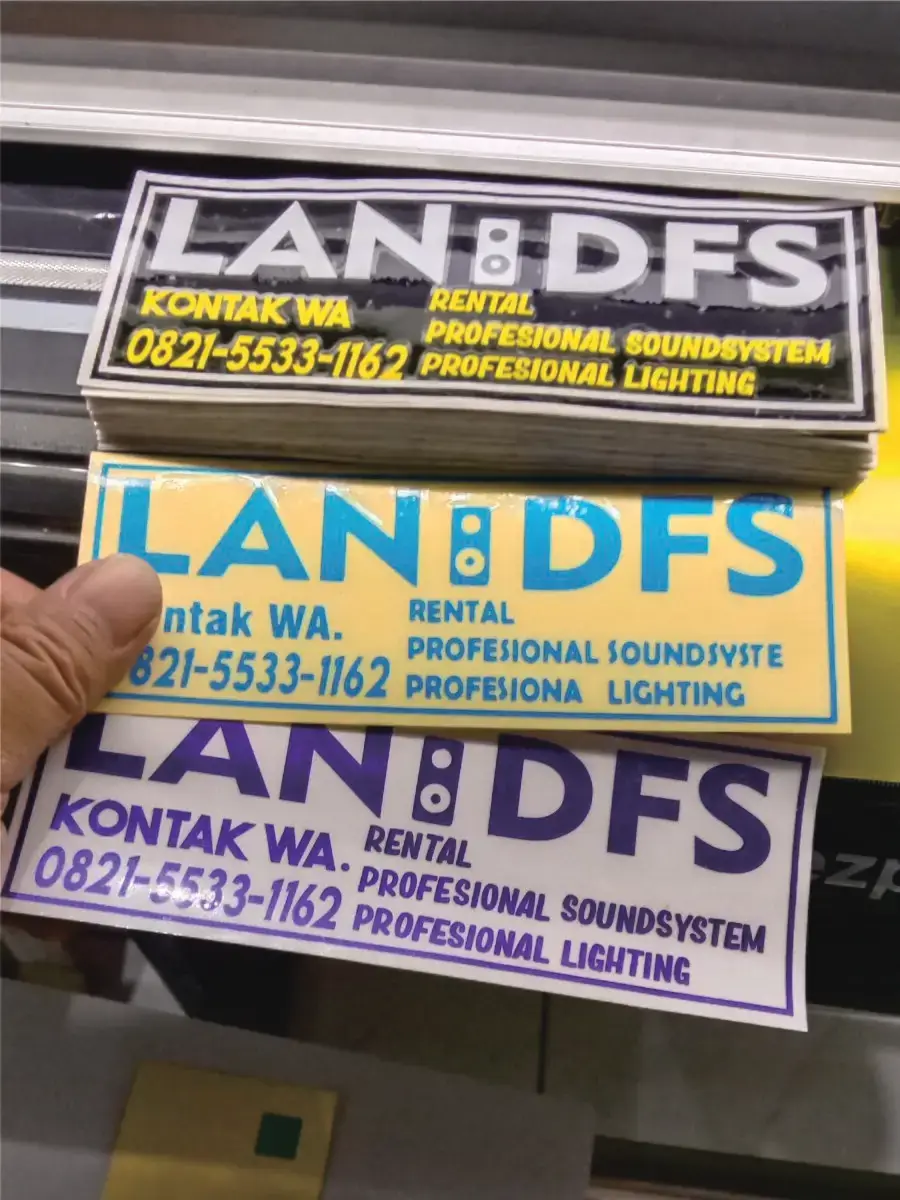 Hasil cutting sticker logo dan label