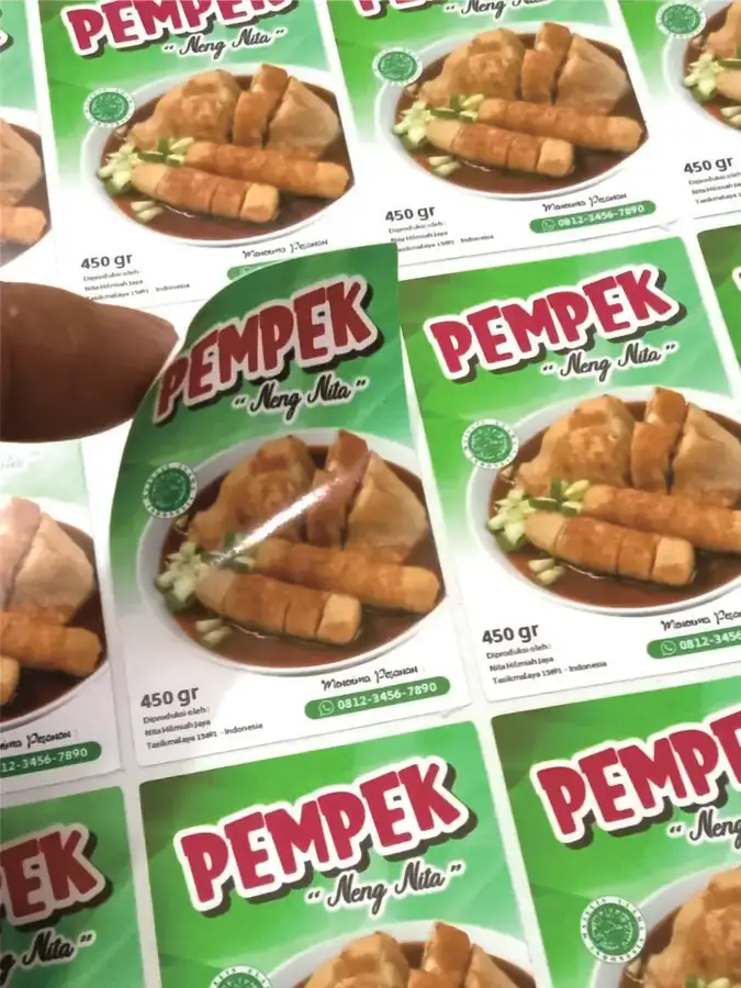 Cetak stiker label warna tajam