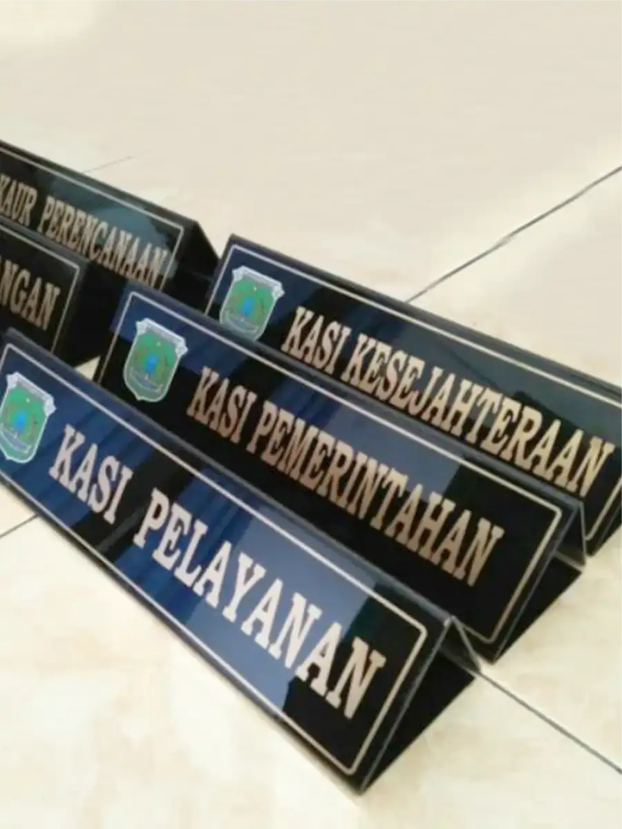 Papan Nama Meja