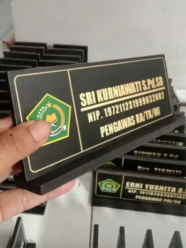 Papan Nama Meja Kantor Custom – Nama, Gelar, & Logo Premium!